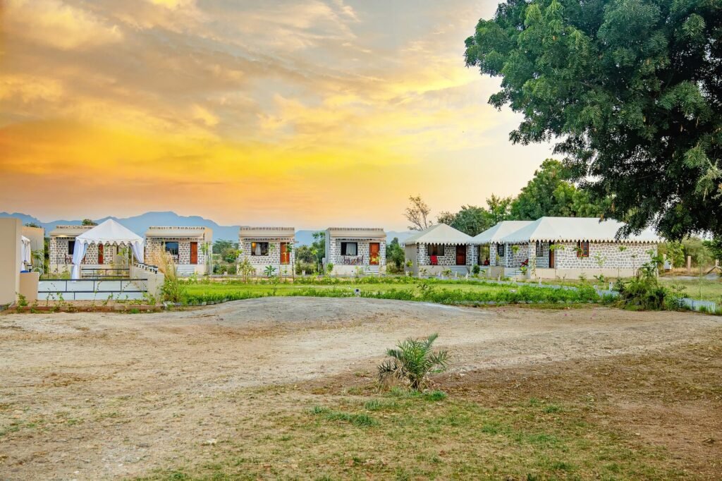 Jawai Heaven Wildlife Retreat at sunset, with the Aravalli hills behind